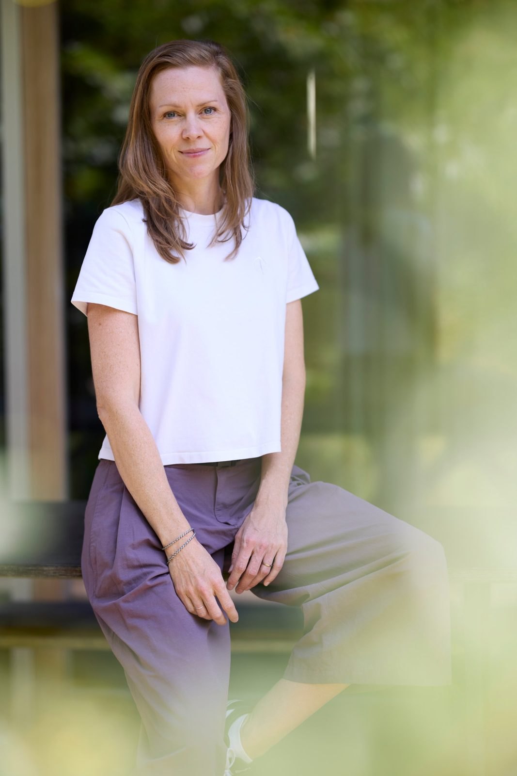 Raphaela Sigg, Creative Director von NO–DESIGNER, im Garten vor ihrem Studio